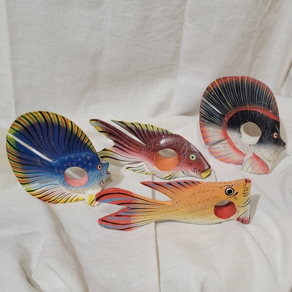 Set of 4 Wooden Hand-painted Fish Napkin Rings Made In Indonesia - Picture 3 of 7